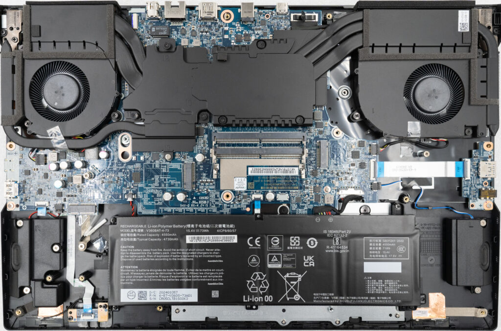 XMG APEX 17 MAX (M24) inside